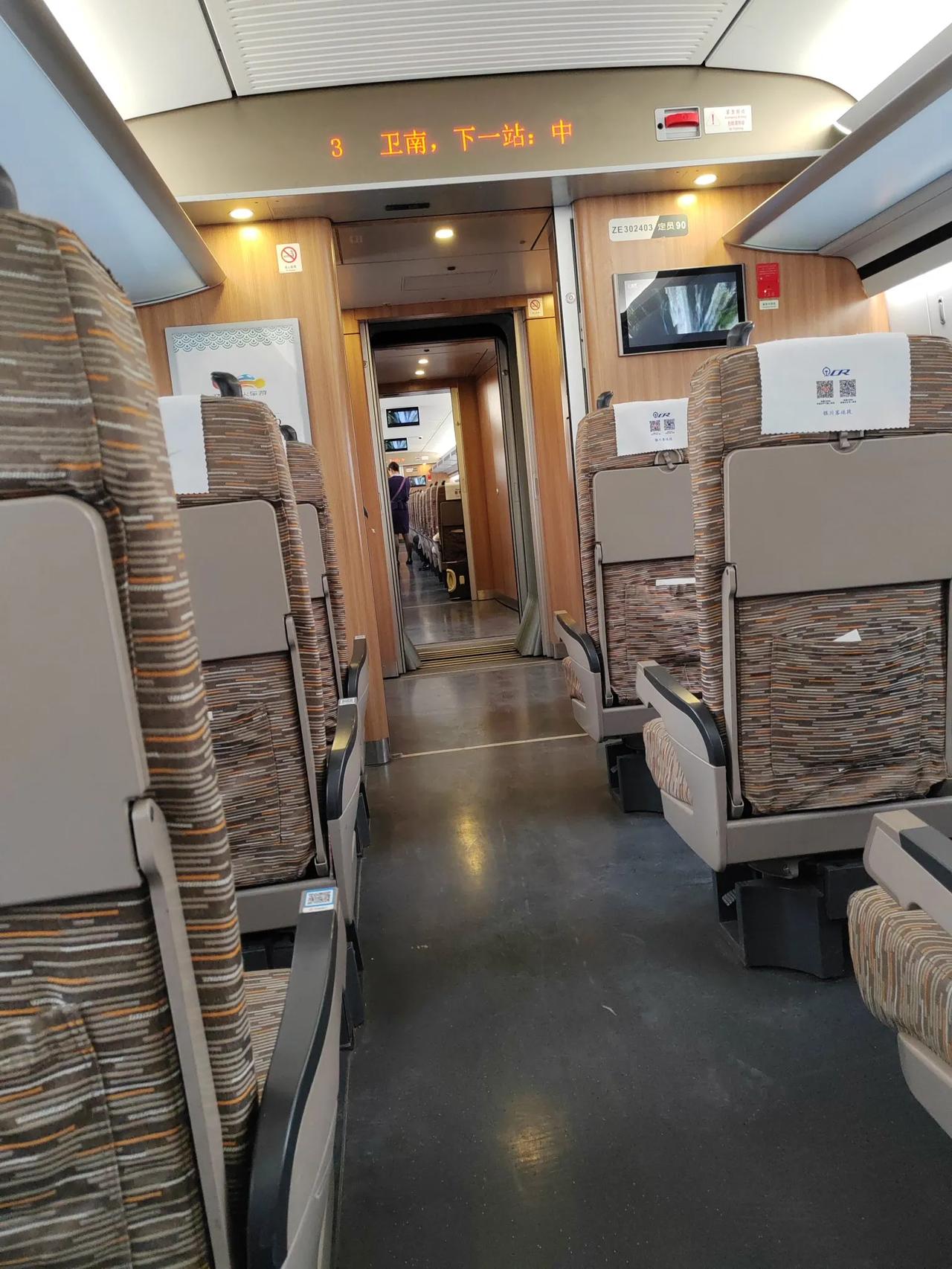 银川至中卫南的C8209动车，该车经常是空空如也，没几个旅客，营运具有明显的公益