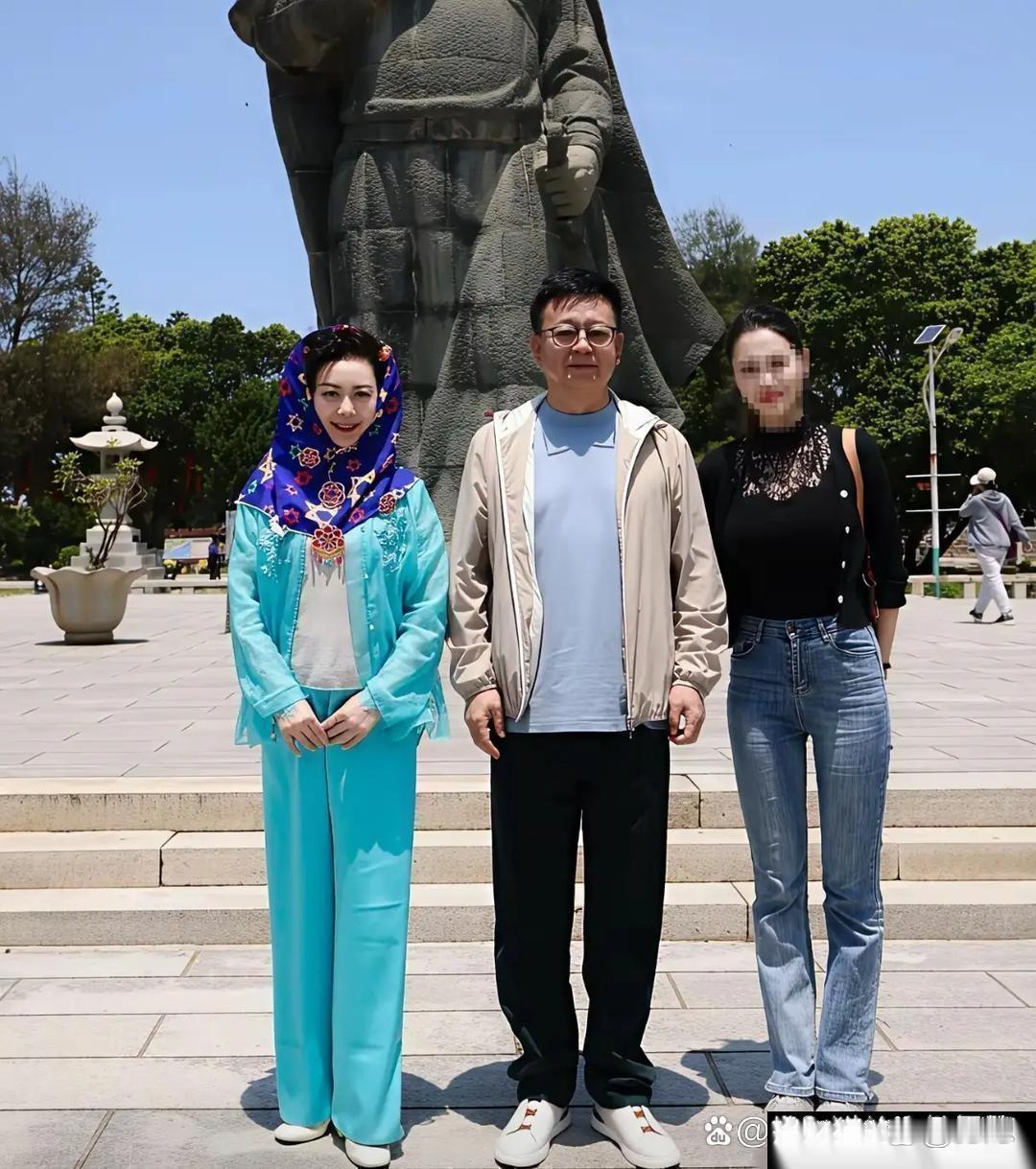 62岁的朱军与56岁的妻子谭梅在福建，妻子还穿着惠安女的服装，两人精神气质都很棒