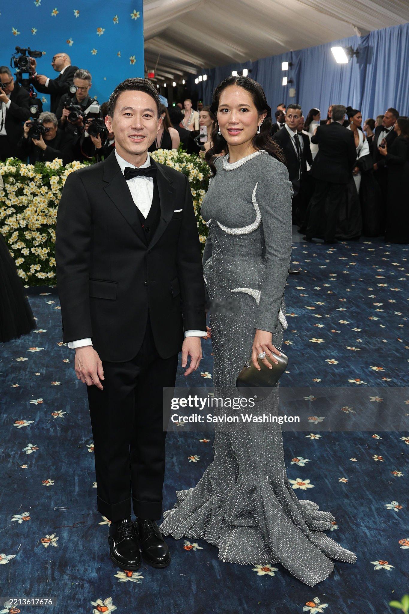 MetGala2025红毯｜周受资和太太VivianKao👇（去年的?