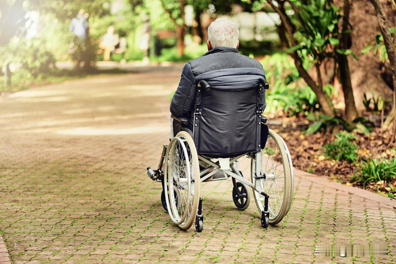 上海，一老人凌晨3点在敬老院醒后，坐上轮椅被护工推到休息区，由于老人之前摔骨折过