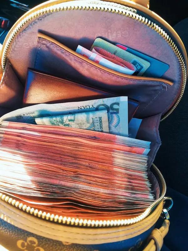 人到晚年，最重要的莫过于三样东西：清醒的头脑、兜里的余钱，和一颗不怕孤独的心。