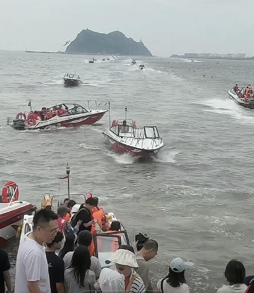 60岁大姐经人介绍交了一个65岁的男朋友，这男朋友是部队营级干部退休。两人都挺