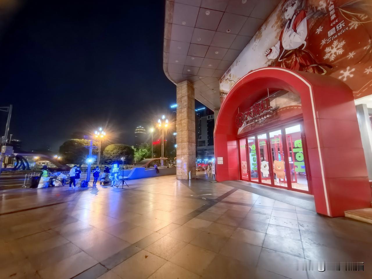 周末的夜晚11点，天府广场旁的天府红门前，成了Cosplay年轻人的地盘。图文