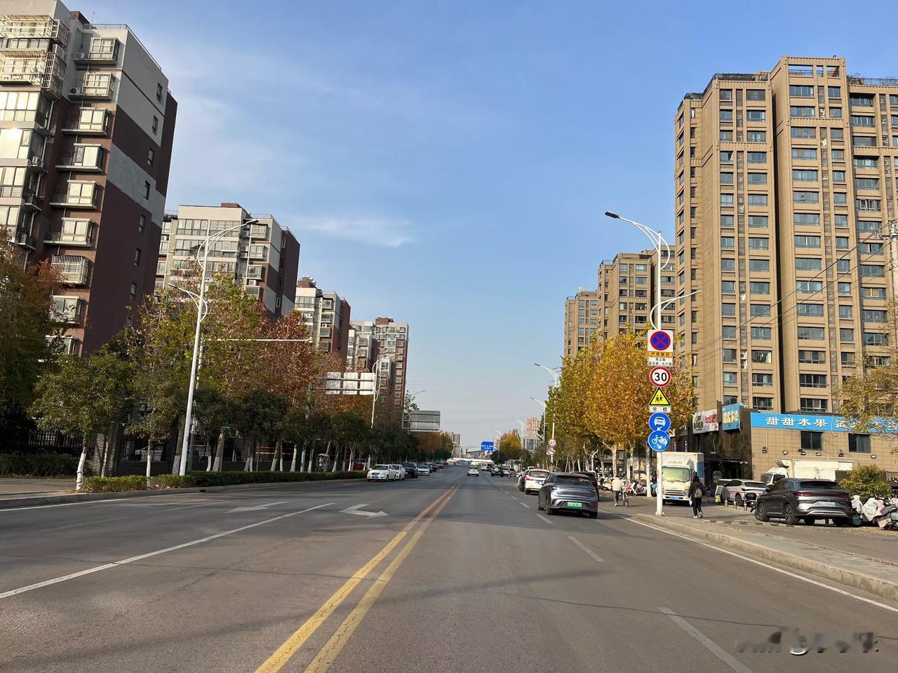 12月22日，山东聊城，一男孩问爸爸:“我能去给妈妈过生日吗？”男孩的爸爸立即同