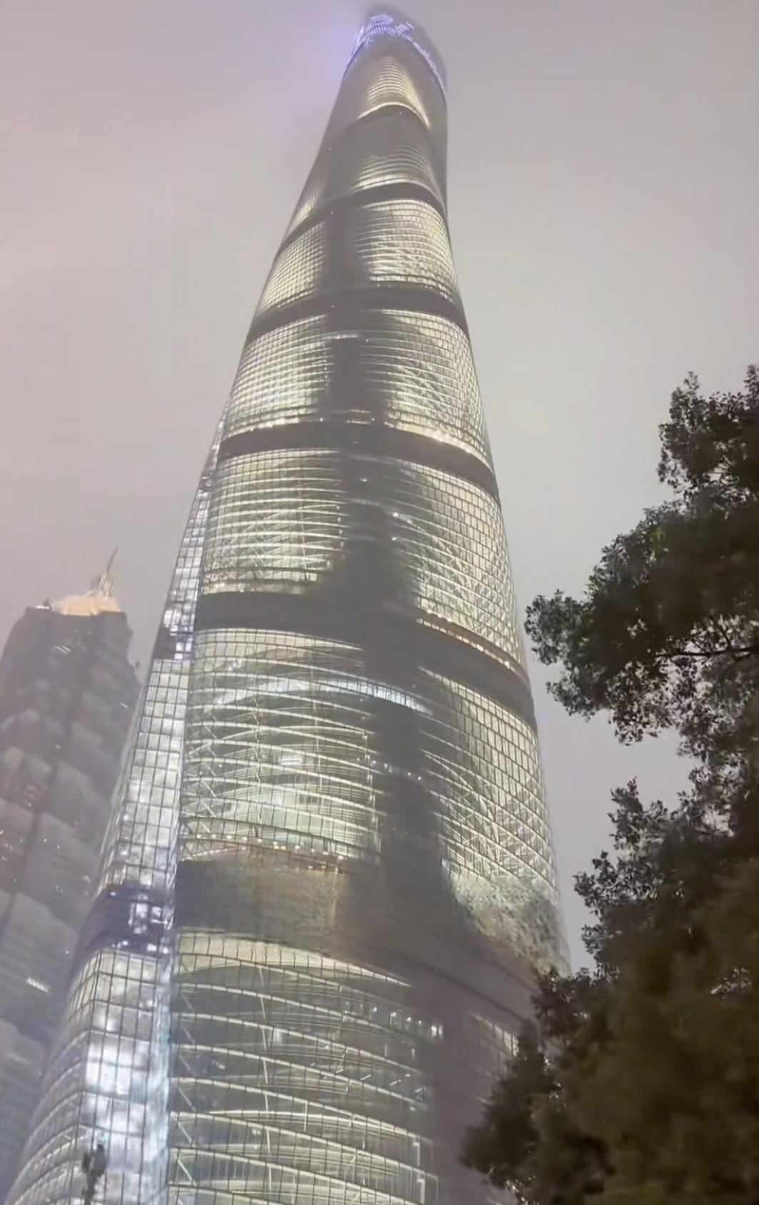 我认为做事重要！职场的关系，与工作单位的性质有关，国有企业，事业单位，当然关系