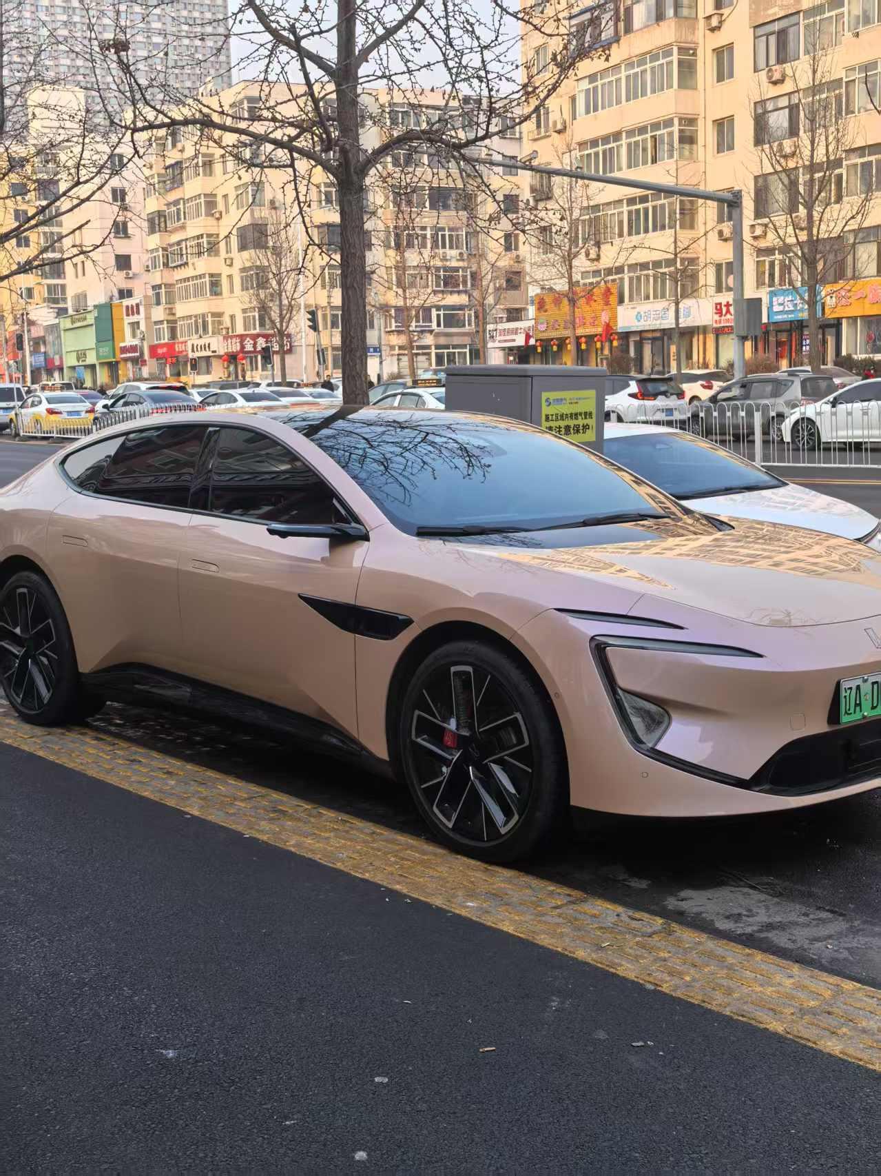 晖金阿维塔12确实有点帅