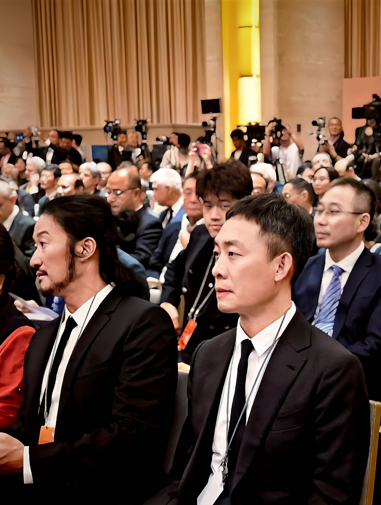 7月10日，吴京与张译参加活动，坐在一起的画面。吴京的变化好大，看来拍电影《