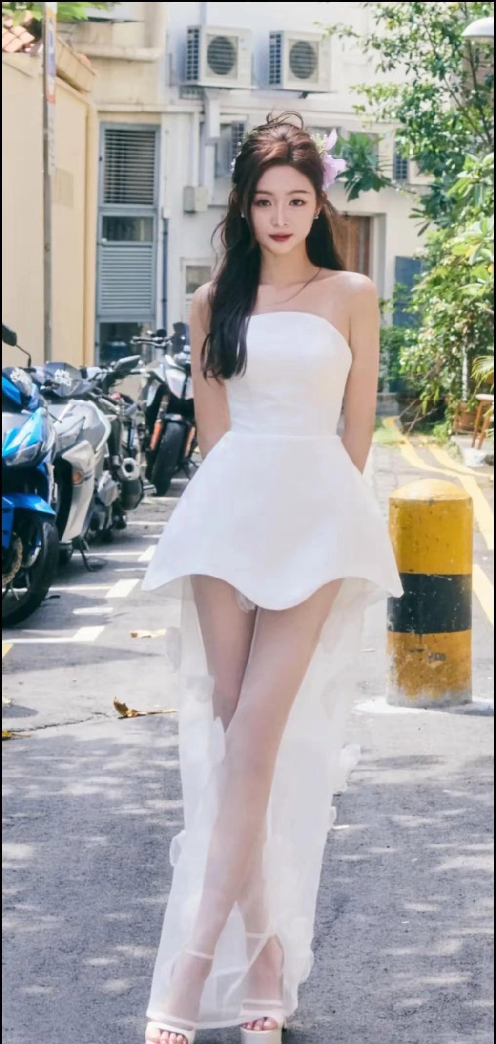 吴宣仪最新白色超短裙，一双大长腿绝美惊艳