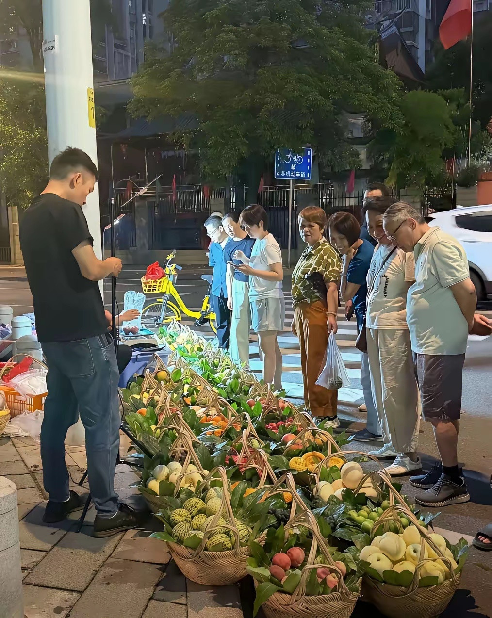 这是我见过卖水果中最会做生意的​​​