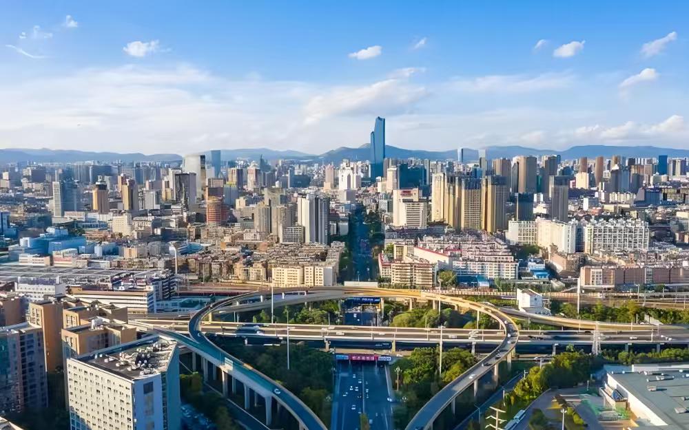 中国十大旅游城市排行榜中国幅员辽阔，文旅资源丰富多元，从千年古都到现代魔都，