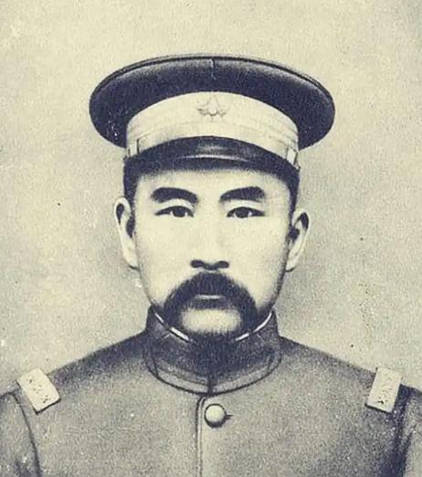 张勋有一个怪癖，喜欢躺在女人的柔软的身子上睡觉，有次他睡的正香，妾室动了一下，他