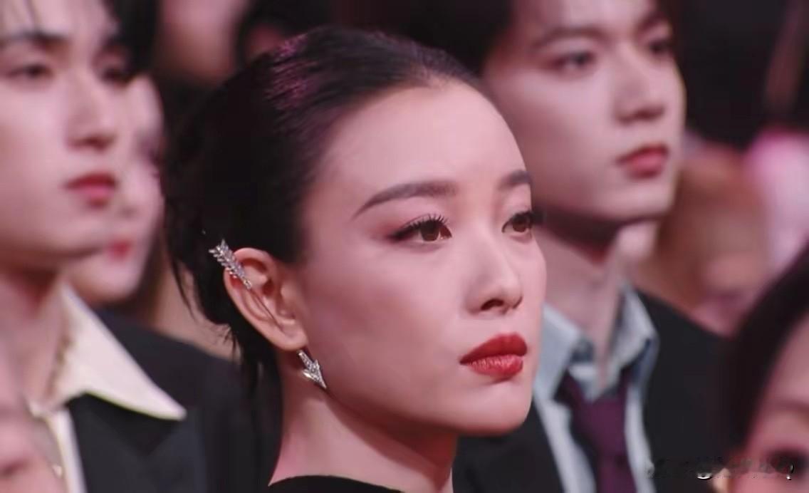 倪妮张若昀同款箭耳饰也太好看了吧，男女通杀，不论女的男的戴，都好贵气，也难怪价格