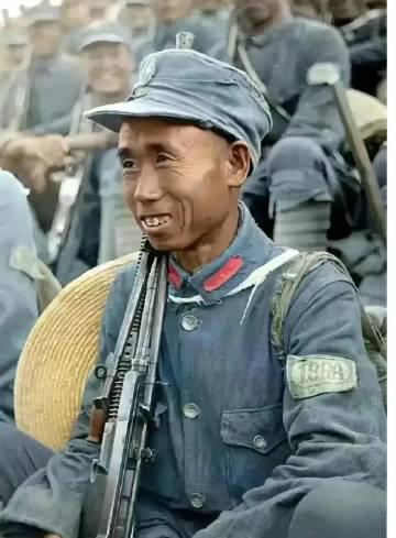这张照片拍摄于1943年，陕北延安革命根据地，老八路军机枪手的留影。照片中，老八