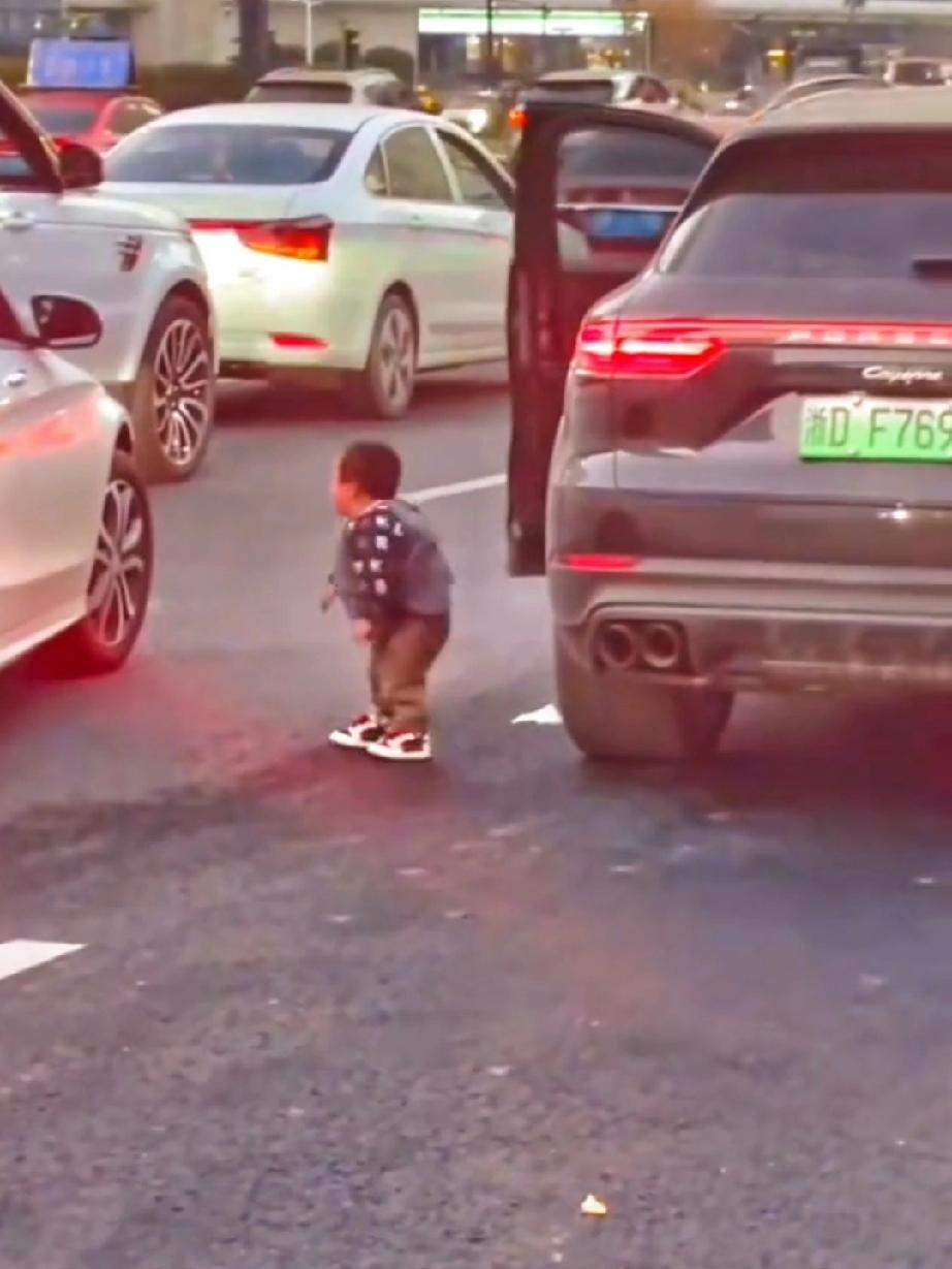 冲动是魔鬼！小两口吵架，半路男子停下车，直接将妻子连同孩子，一起拽到马路上。