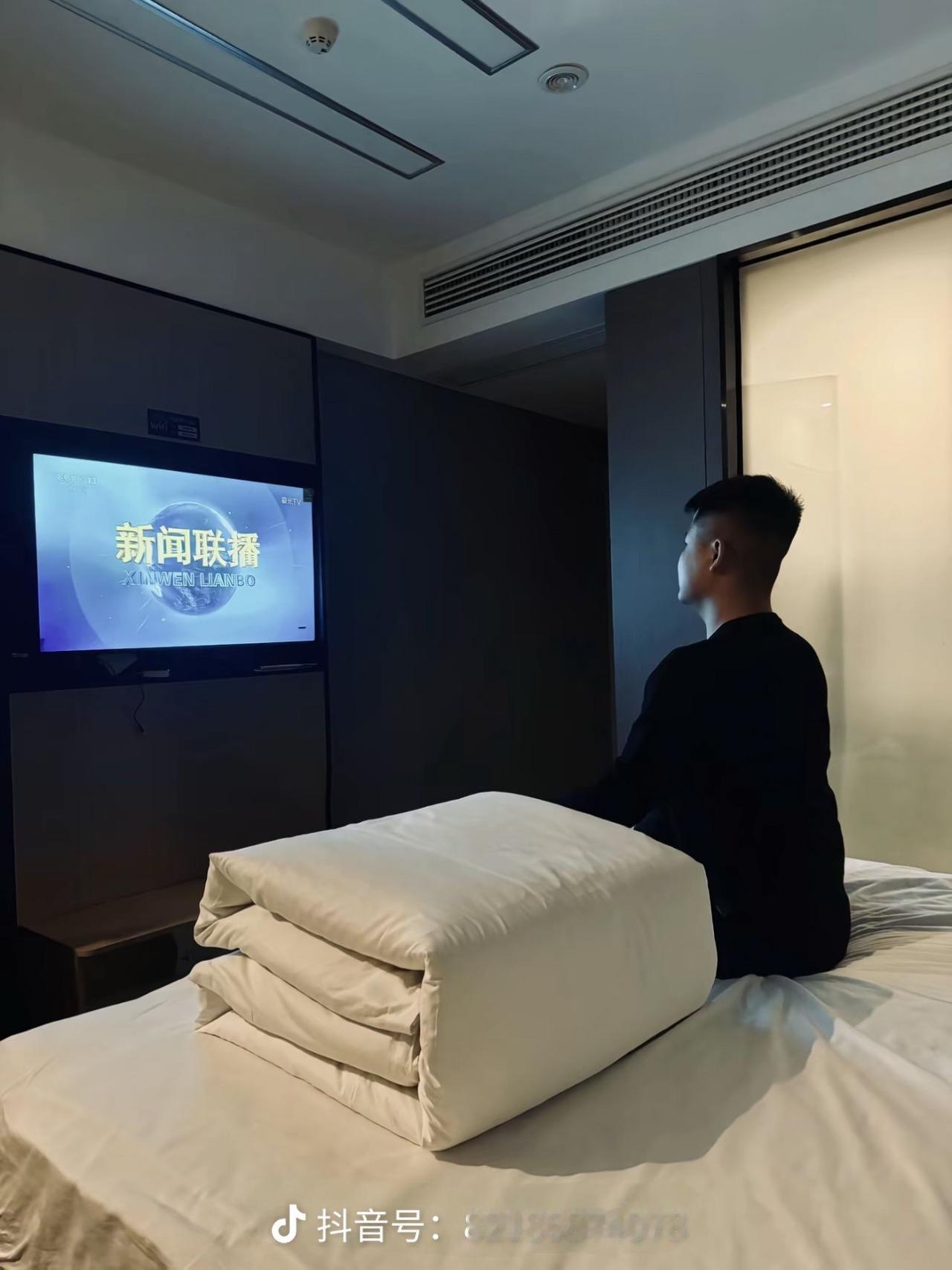 看到这样的情景你有什么样的感觉呢？发小当兵八年在国旗护卫队守护国旗八年养