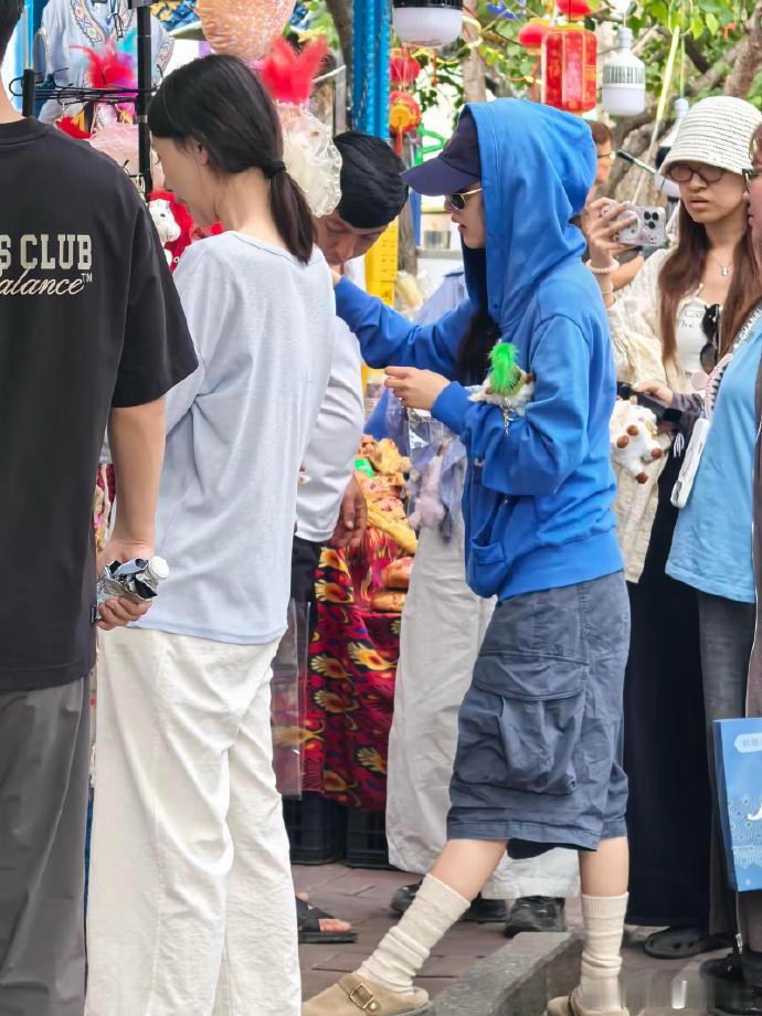 网友汤泉偶遇章若楠哪里可以偶遇章若楠汤泉偶遇章若楠的文字记录广为流传，真人淡颜
