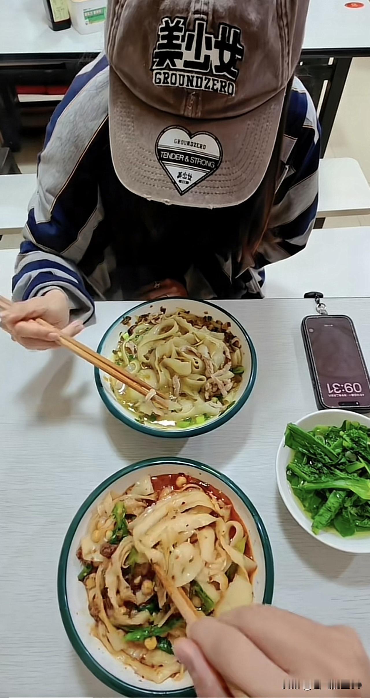 41岁的孙骁骁，虽然已经和任重结婚生子，骨子里还是个小公主，看她和老公出来吃刀削