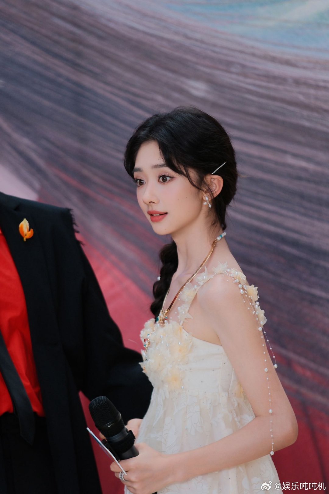 王影璐抽象与美貌都不基础王影璐是真没偶像包袱，颜值在线却总爱搞抽象，看她用自己