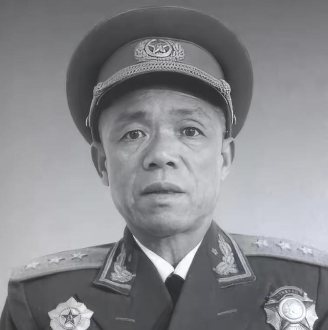 韩先楚挂着志愿军副司令员的职务，实际却经常待在前线指挥所。这个安排看起来有点反常