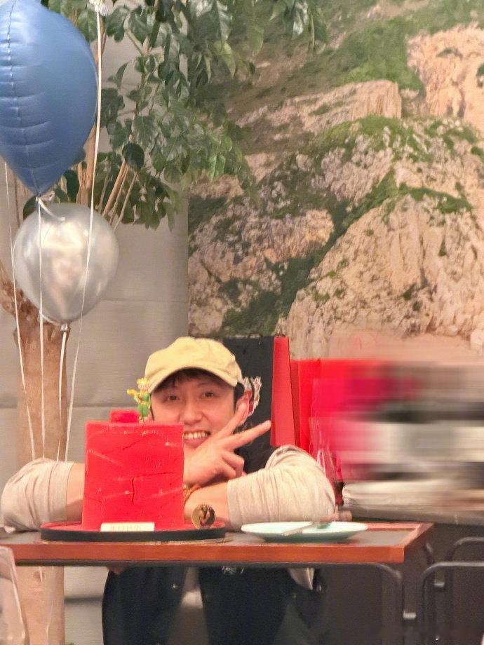 黄景瑜咋这么可爱黄景瑜晒生日照，这个鲸鱼咋这么可爱呢，躲在蛋糕后面偷偷比耶，哥