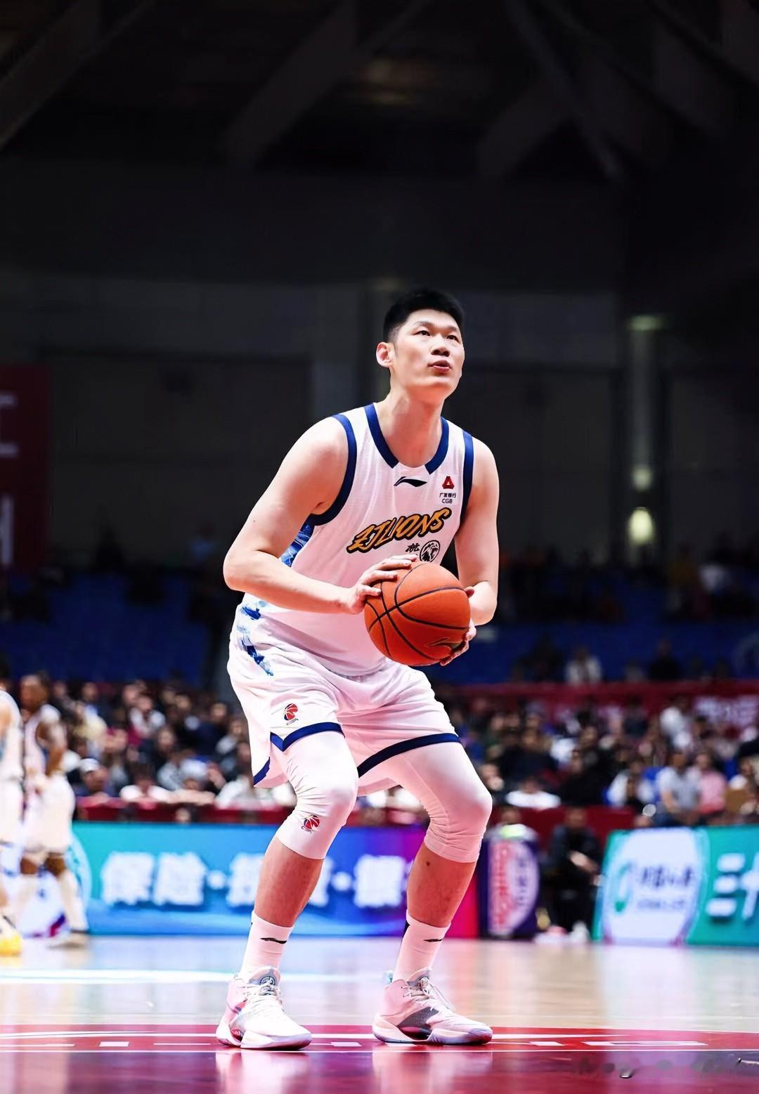 胡金秋最幸运的事，估计就是没有伤到骨头，不过为了确认伤情他还需要做核磁检查