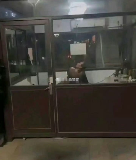 招这种保安的意义是。？老板看到两眼一黑​​​