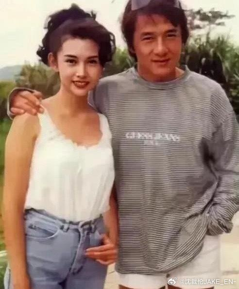 成龙和邱淑贞的裤子是穿错了吗