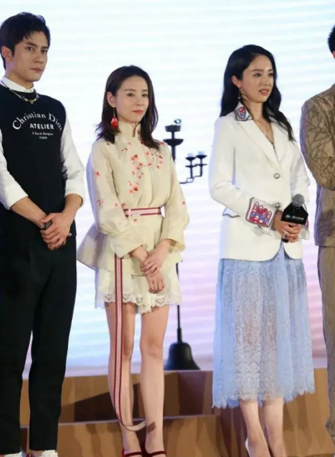董洁这个腰带比身高还长