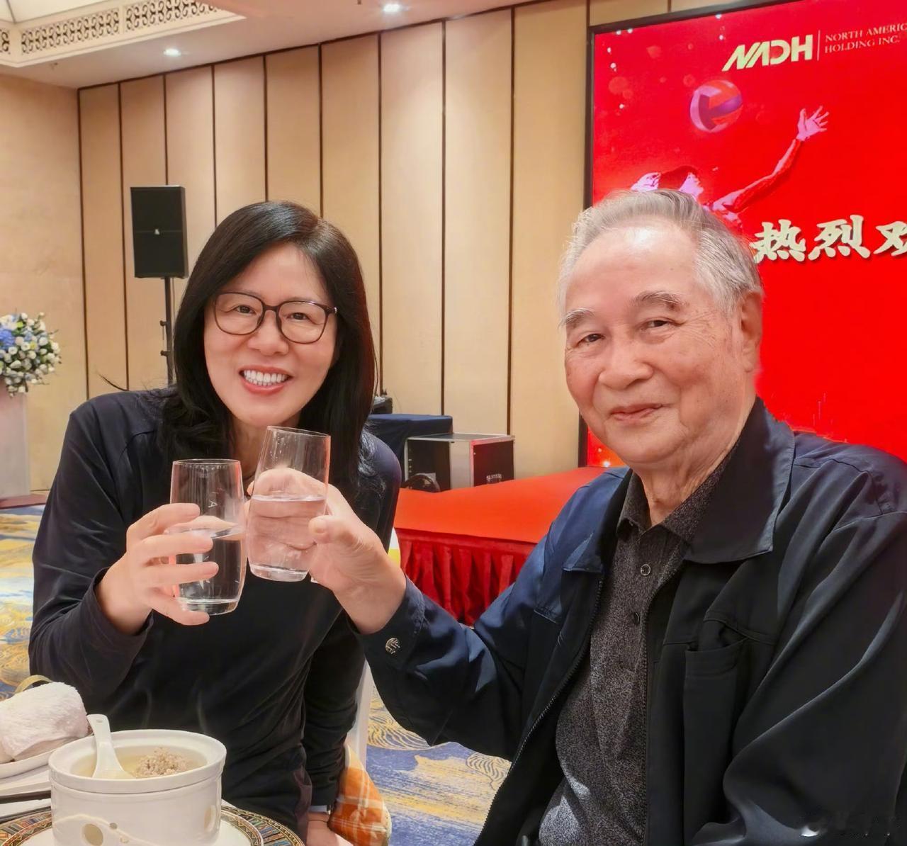 阔别40年后，郎平第一次拜访89岁前中国女排冠军教头。没错，郎平昨天到重庆拜访