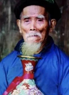 "中国长寿之王"龚来发，一辈子没有娶妻活到了133岁，然而令人费解的是，他有一个