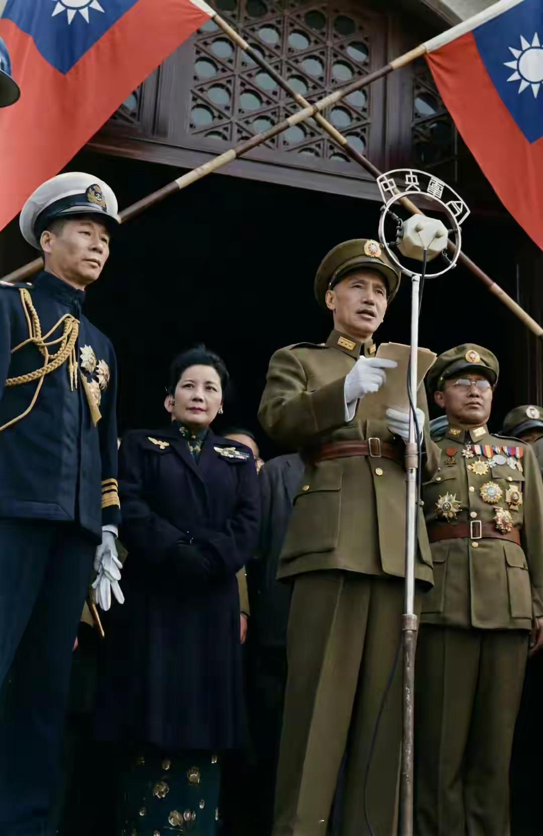 1946年，南京。国军还都南京的现场实况。注意看宋美龄，她别着中将军衔。给老婆授