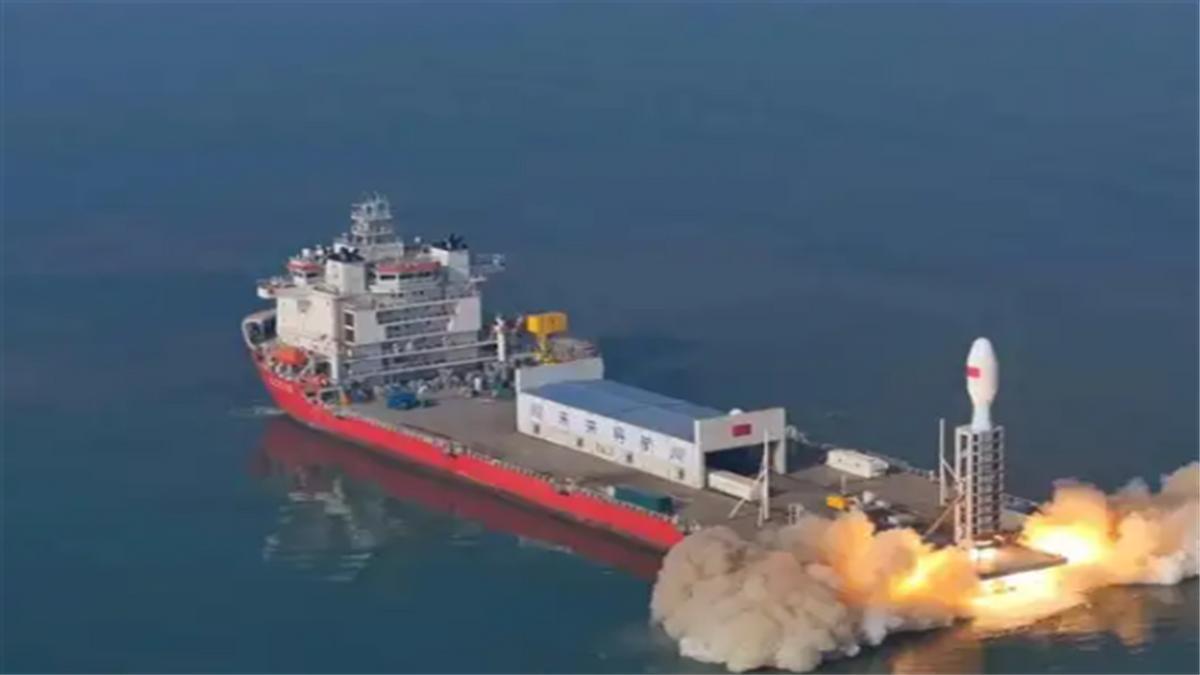 当全球目光聚焦局部冲突时，我国悄悄亮出王炸级大国重器——微厘空间02组卫星成功组