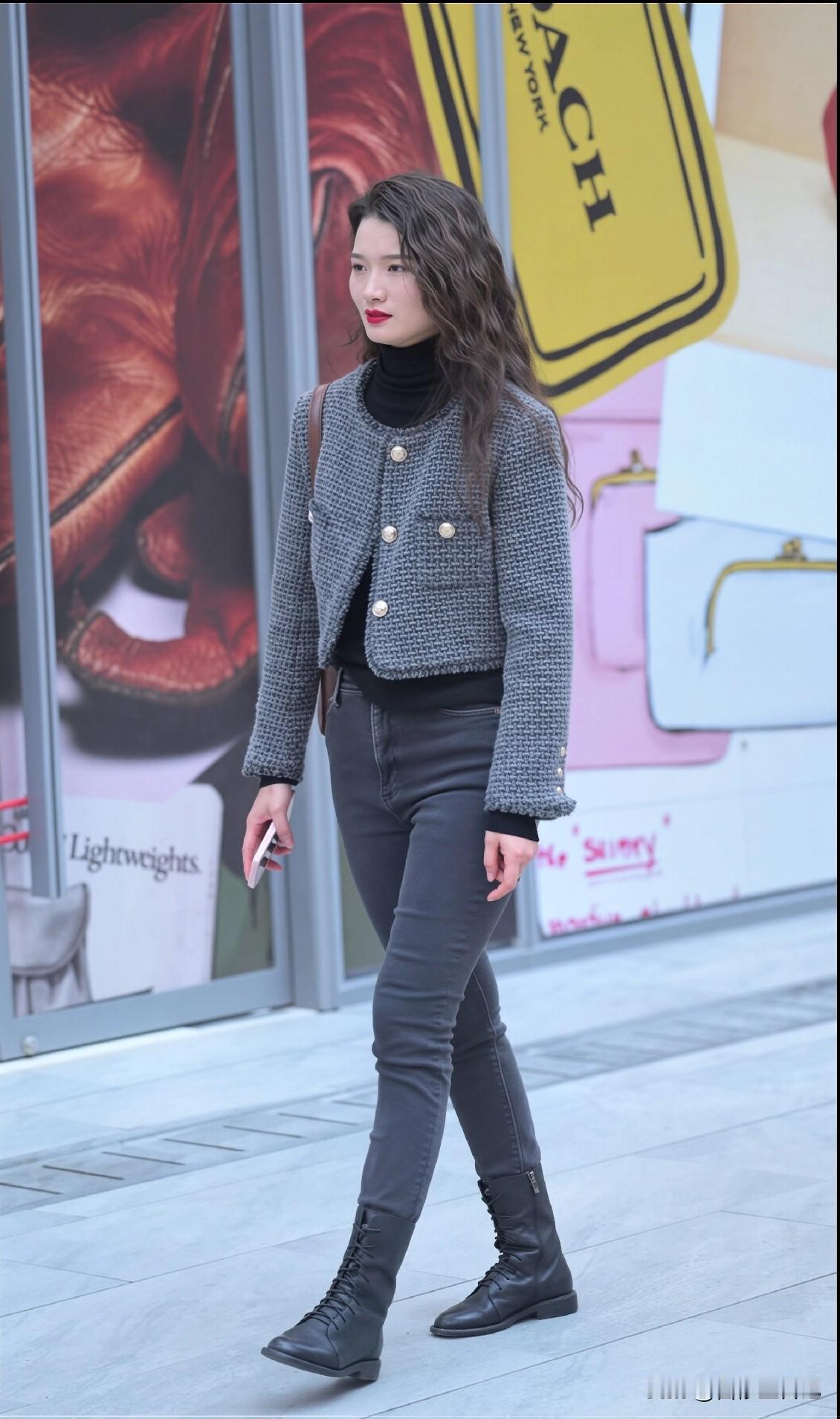 小香风外套+烟管裤，梨形身材也能穿出气质以前总觉得小香风是别人的衣服。瘦的人