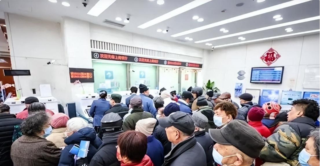 银行终于有点慌，开始使劲留客了！8月以来，多家国有大行重新拿出五年期大额存单，起