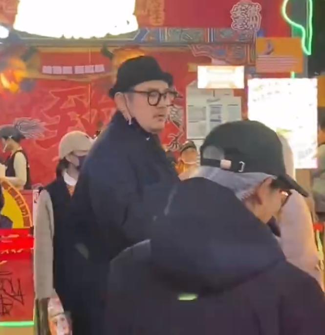 网友偶遇了钱枫，没想到发福这么厉害了首先，他本来就爱吃，肯定越来越胖了，不自