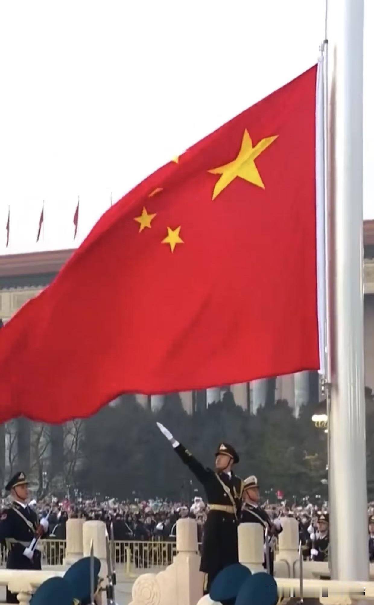 谁懂啊!平时大大咧咧的馆长陈之汉,竟在天安门看升旗时站得笔直,穿羽绒服都