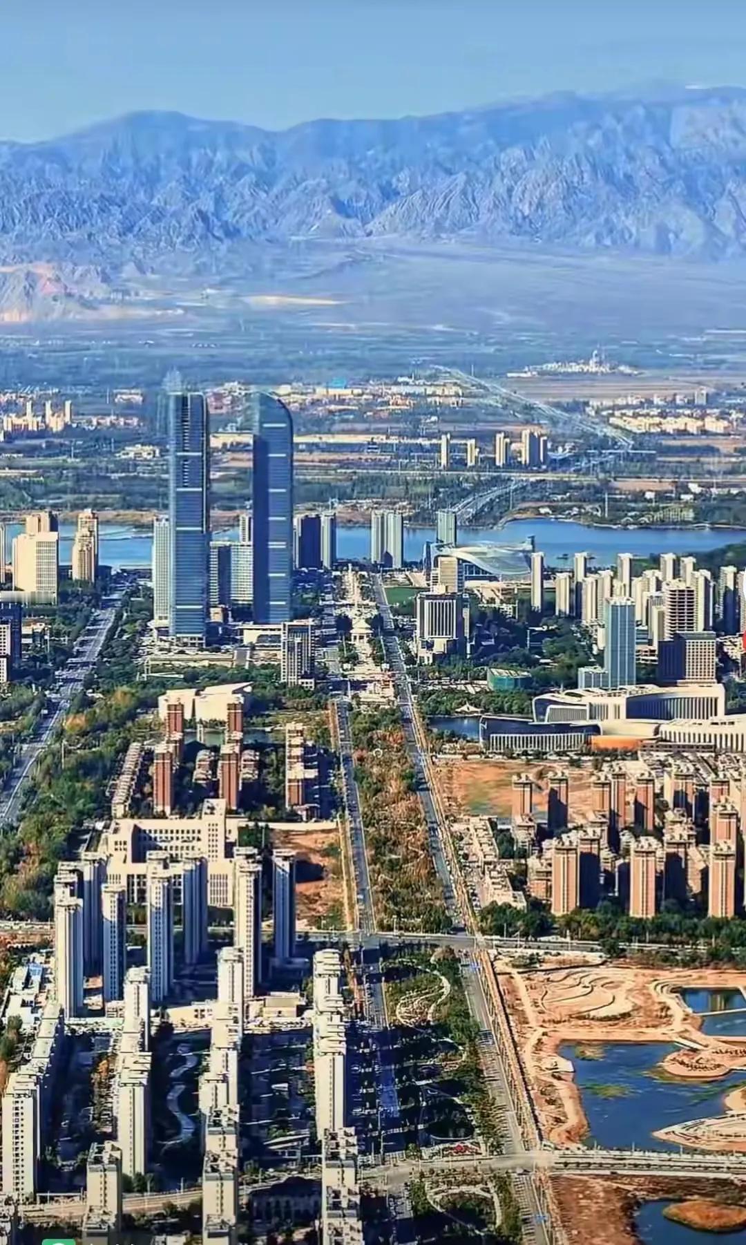 宁夏银川的这双子塔算是西北地区最高的双子塔了吧！不知道出租率如何，在这个塞上江