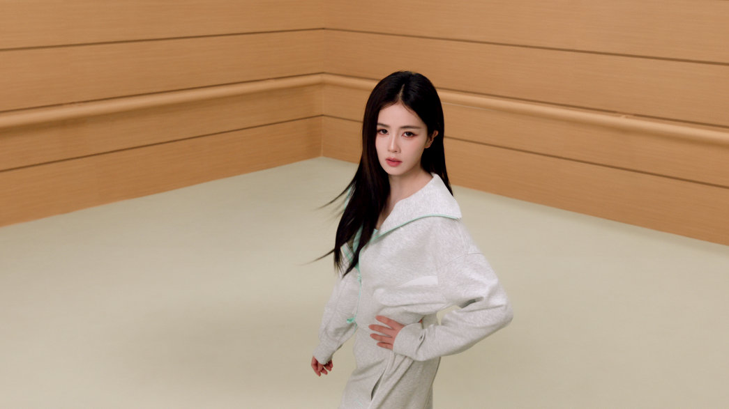 跟上白鹿新动态荧幕里多面出彩的白鹿，换上运动穿搭同样耀眼，利落灰调搭配清新薄荷绿