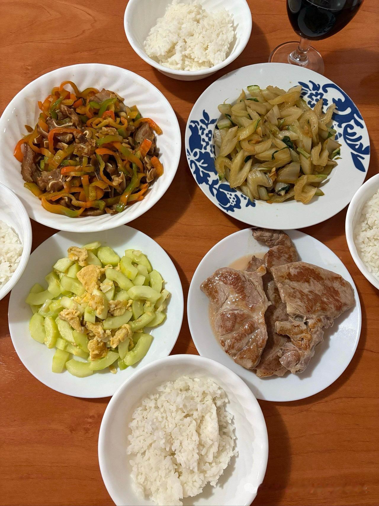 今天卤了猪耳朵，又炒了猪耳朵，来一杯红酒，加一份肉，两个蔬菜，小日子慢慢地往前过