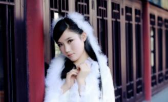 古时，一郎中夜行山路，遇一美貌女子，美女请他为父治病。月凉如水，山风卷着落叶