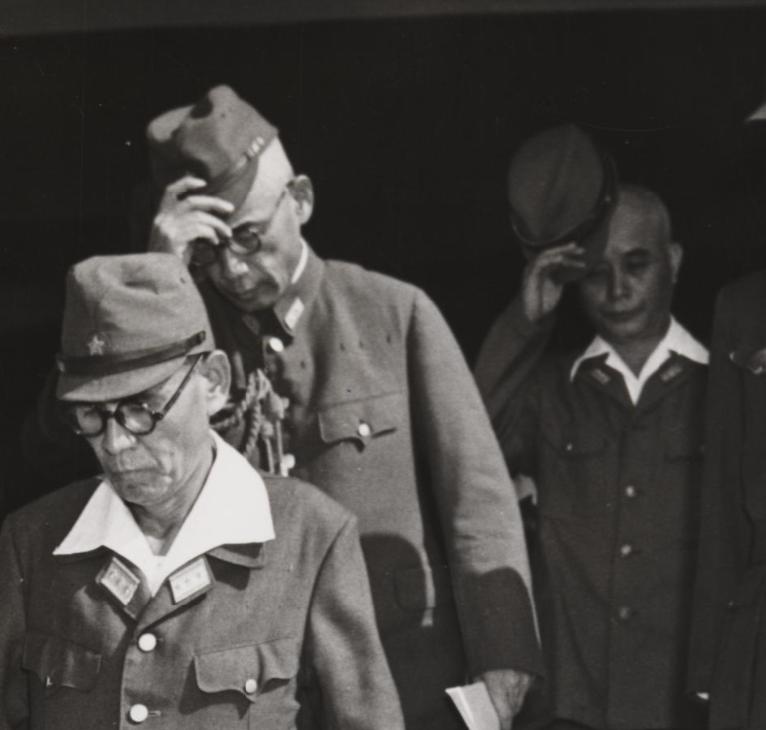 高市说要为长期战争做好准备，建议她看一下这些照片，第一张和第二张是冈村宁次签署投