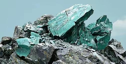 谁都不愿被动接受“全球化”的“国际分工”了！就连世界最不发达的非洲国家津巴布韦都