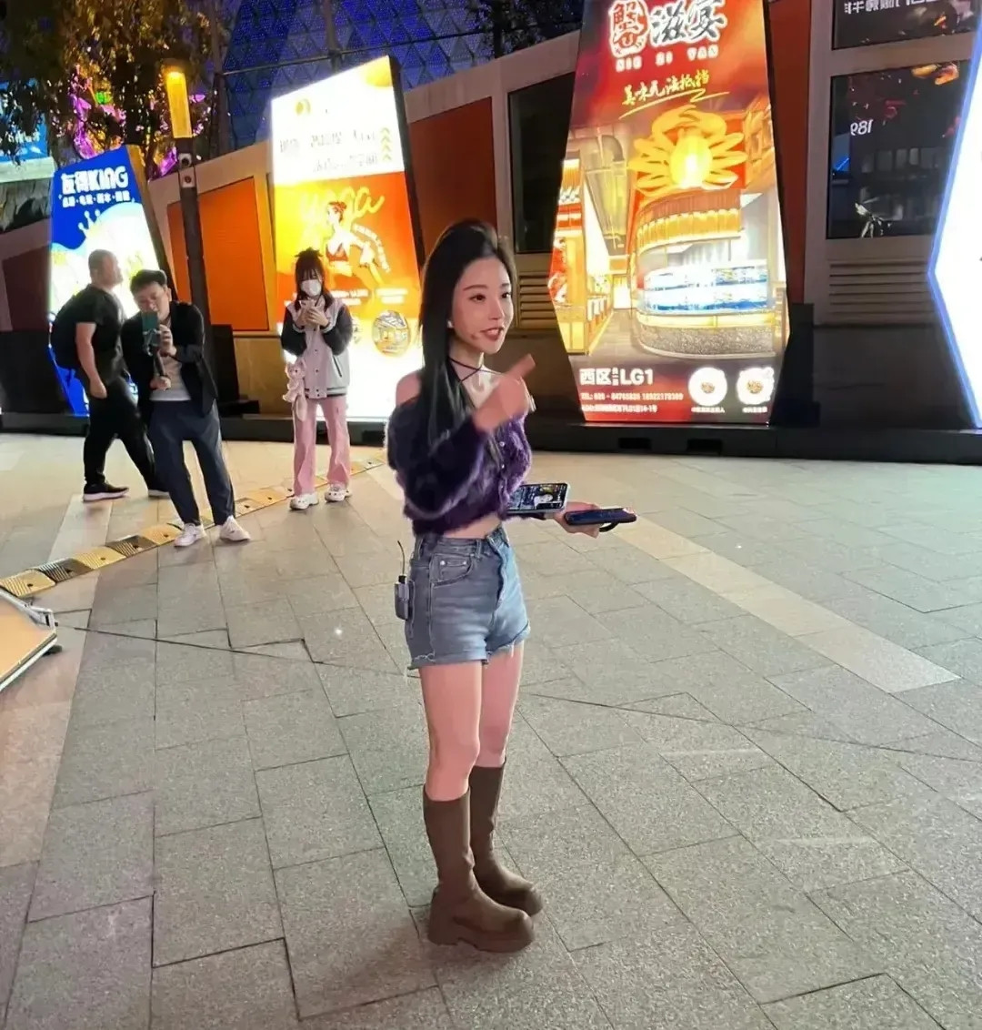 冯提莫的身高。你看看她胳膊上放的那个手机，已经快赶上她的胳膊了，所以从这几本上就