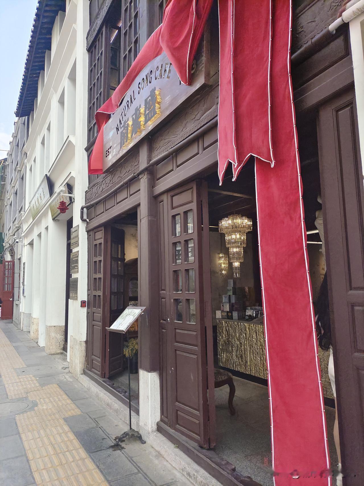 【参观昆明胡志明旧居】去了两次，第一次是夜晚，旧居闭馆。第二次是离开昆明前。昆明