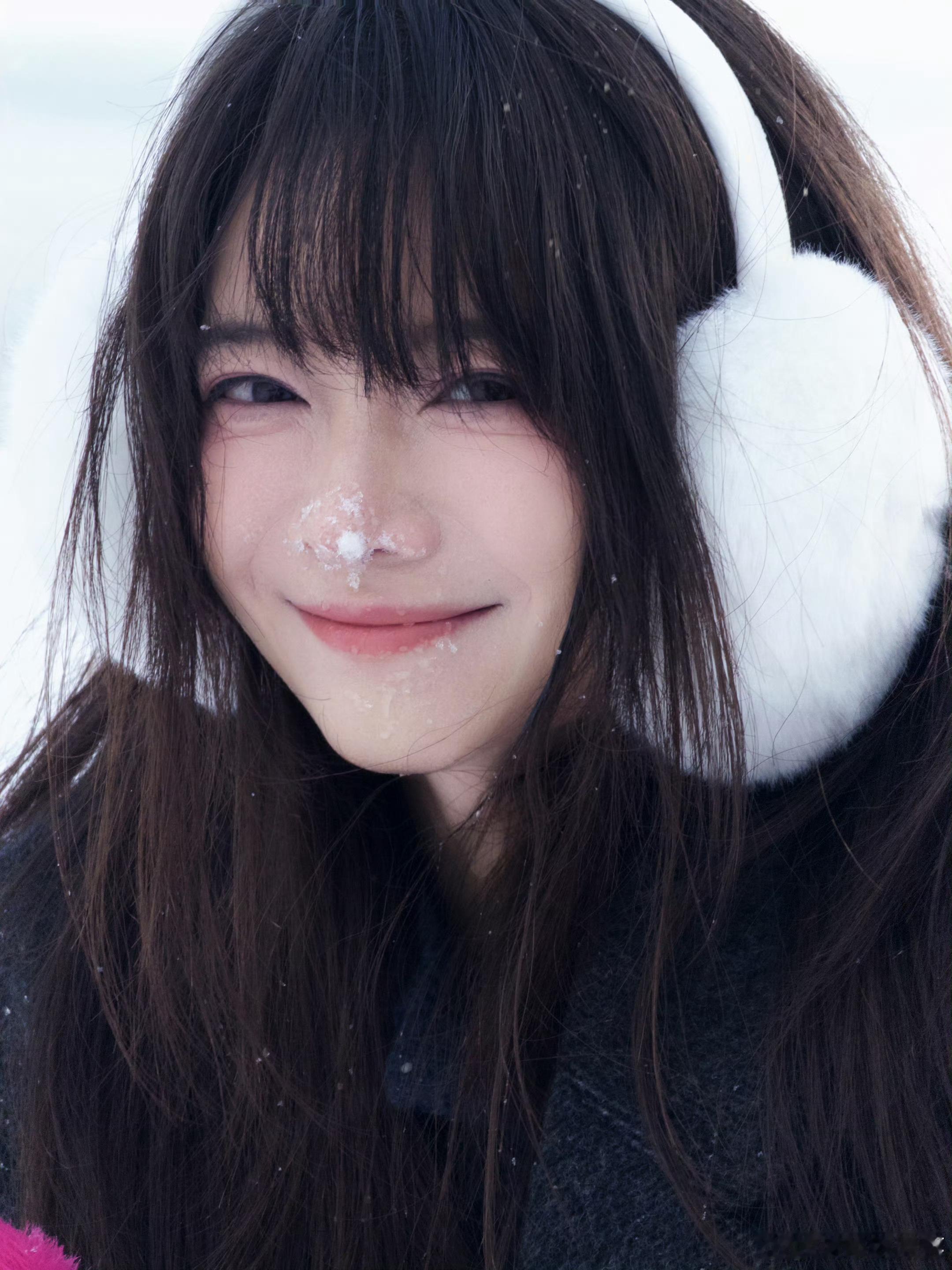 这不得把二哥迷死？lpl女主持骆歆晒照：天知道脸埋雪里有多冻人不愧是电竞美羊羊，