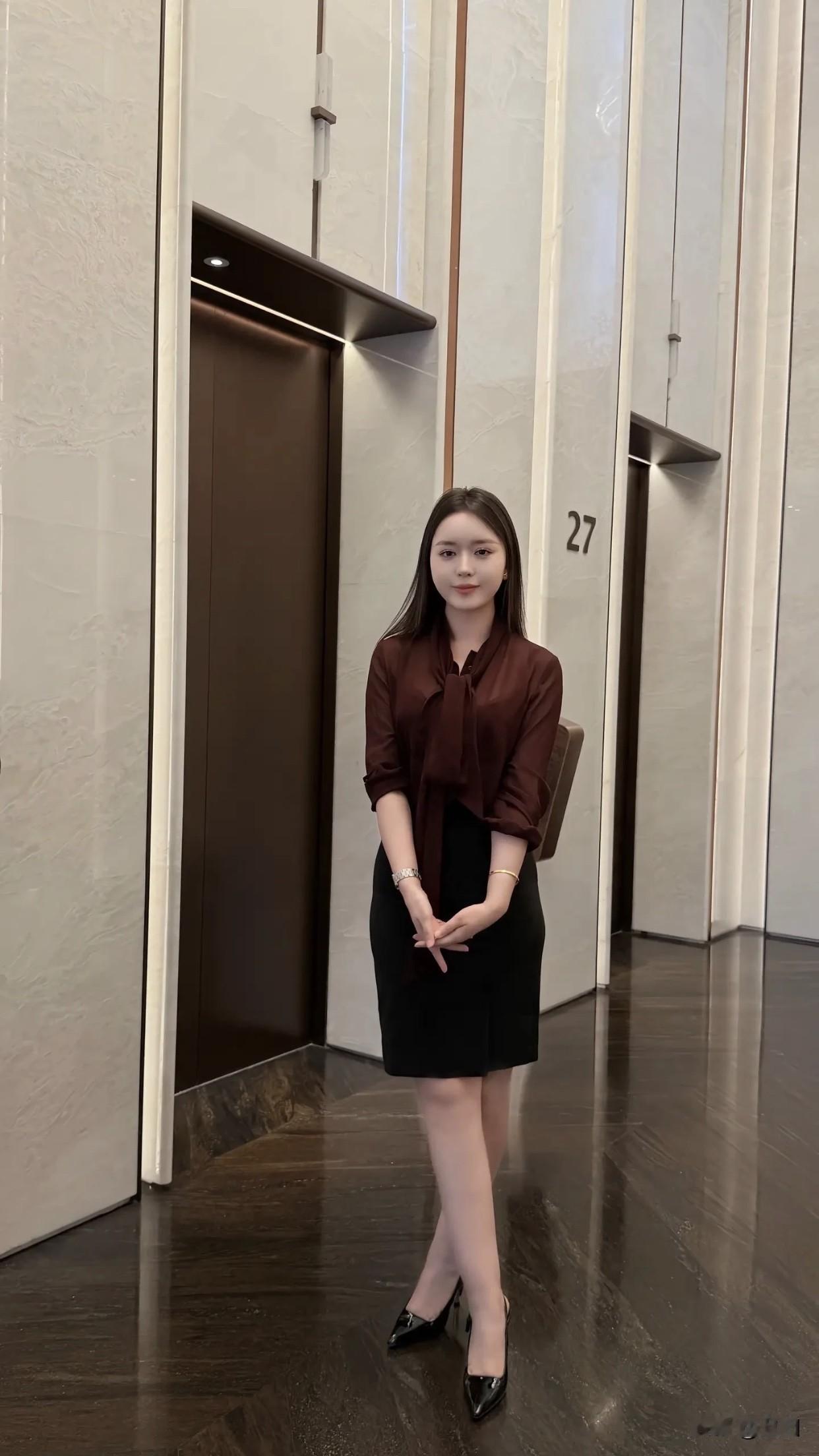 女人如何穿出含蓄的性感?搭配一双尖头细高跟，每走一步，都散发着成熟女性的魅力，冷