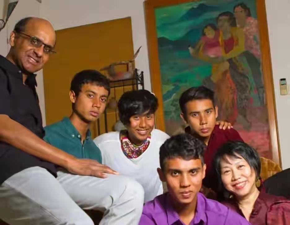 牵两次都没牵到老婆的手，这是回家还得挨批的节奏啊！在墨西哥首都，珍一藤木不但拒