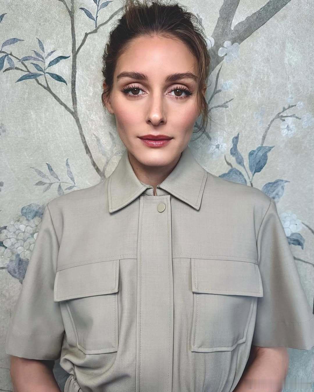 OliviaPalermo奥利维亚巴勒莫活动私照，清透妆容搭配随性发簪，衬得五