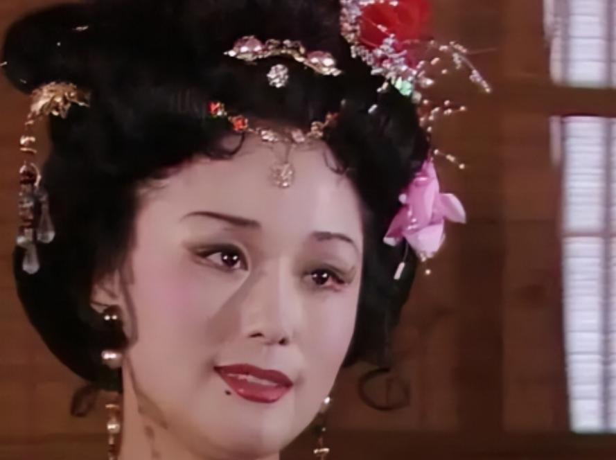 1979年，饰演潘金莲的演员廖学秋去外面拍戏，和老公分别了六个月，她归心似箭，往