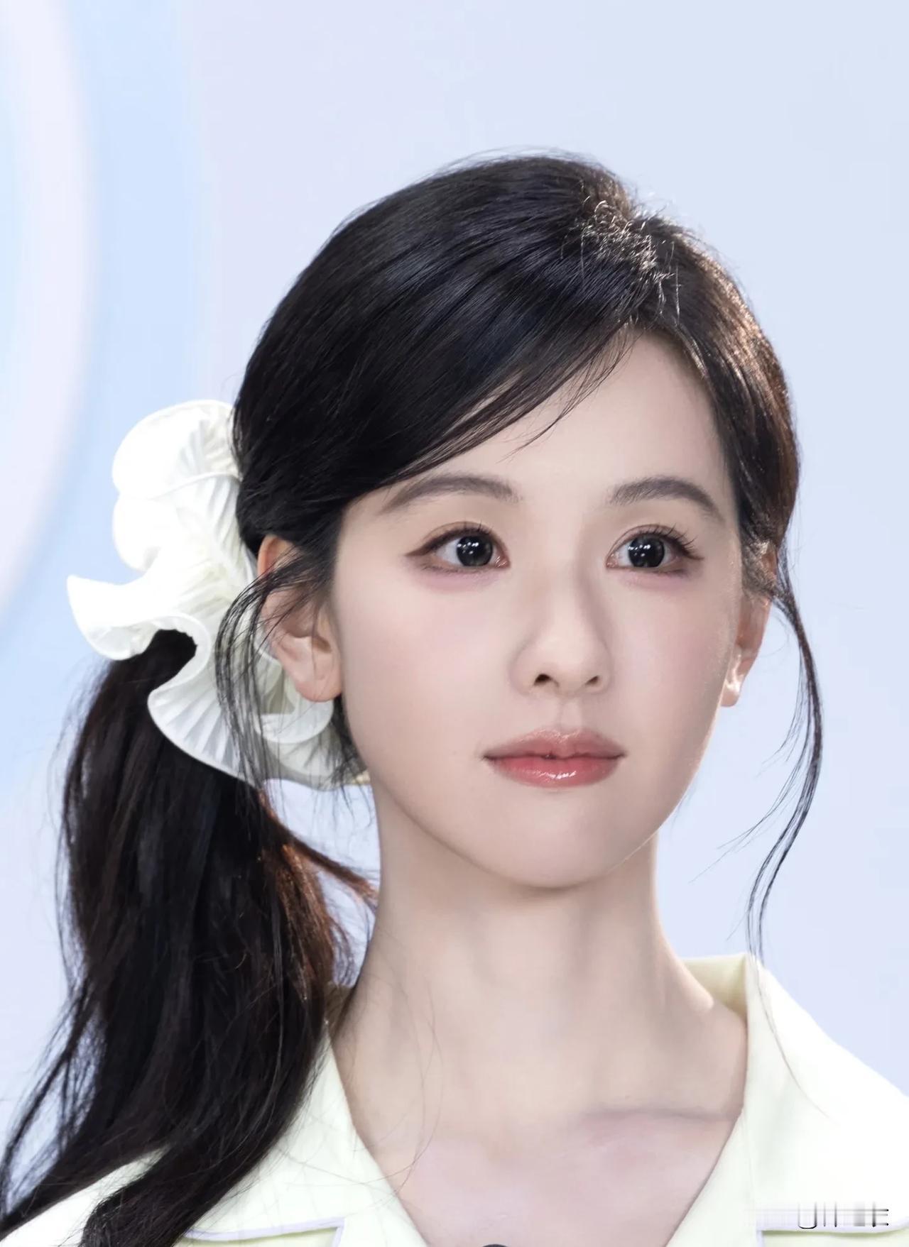 陈都灵的化妆师其实可以不要老是打公式化安全牌，她这么惊人的美貌和小脸其实可以试试